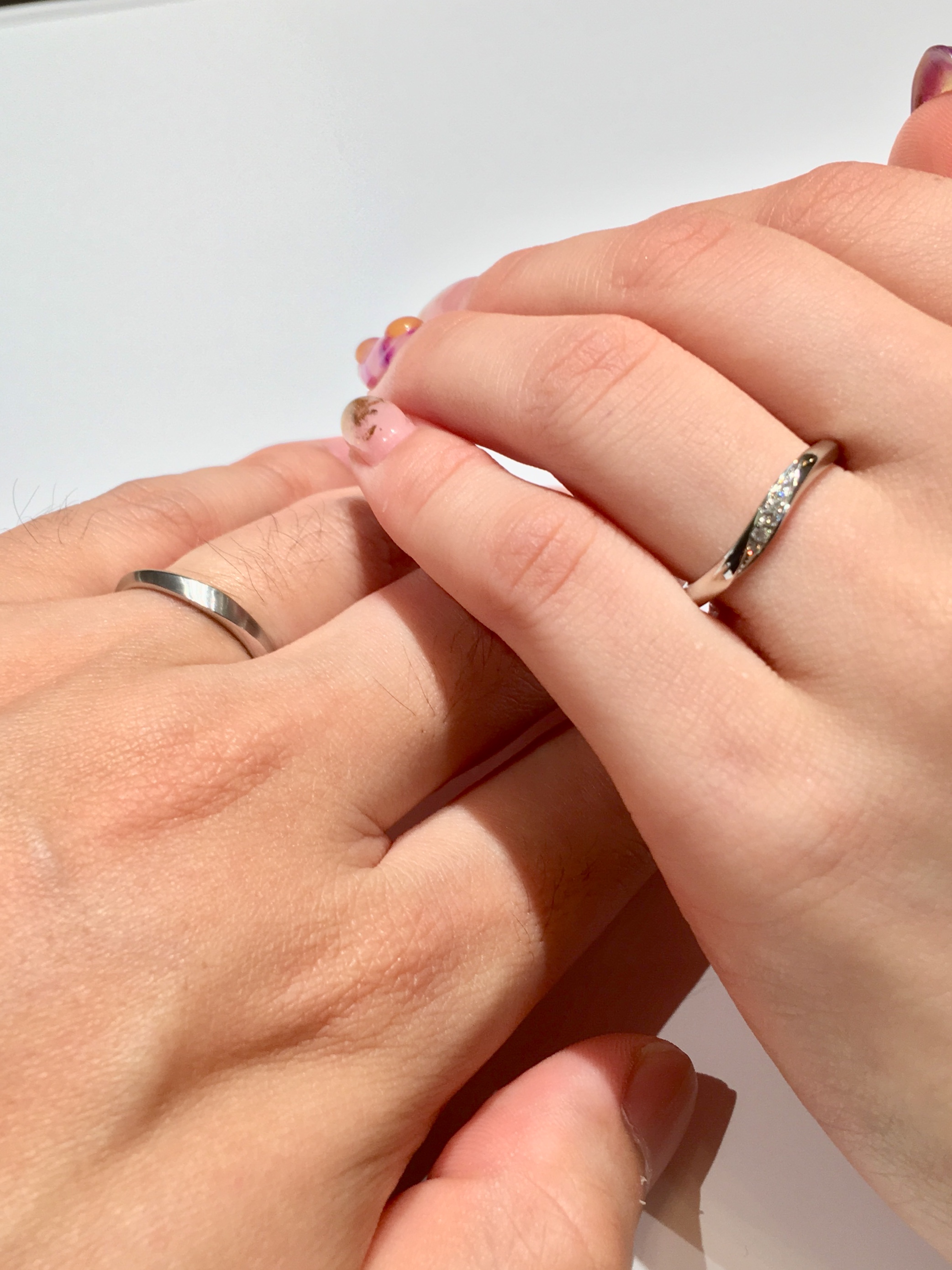 結婚指輪をつけるカップルの手元